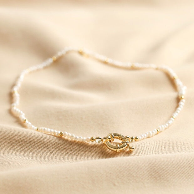 Round Clasp and Pearls Necklace in Gold